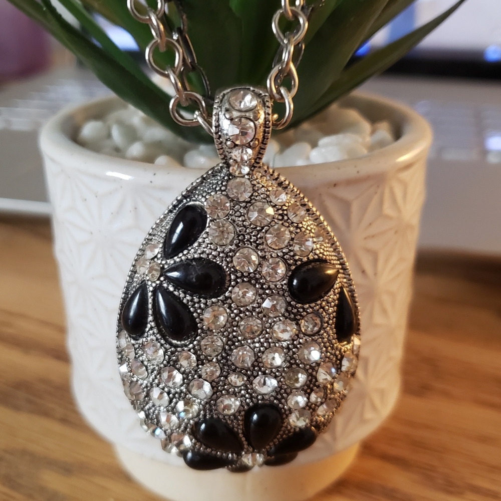 Gorgeous silver/black toned necklace with pendant